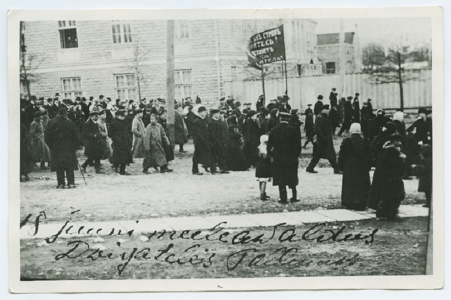18.06.1917 meeleavaldus Tallinnas, demonstrandid Dvigateli vabrikus.