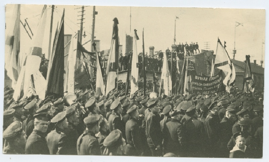 Meeleavaldus Tallinna sadamas, kaupmehe sillal 1917. aastal.