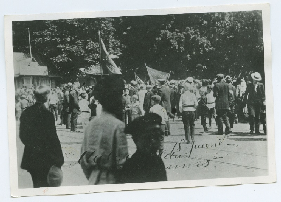 18.06.1917 meeleavaldus Tallinnas, demonstrandid Kadriorus.