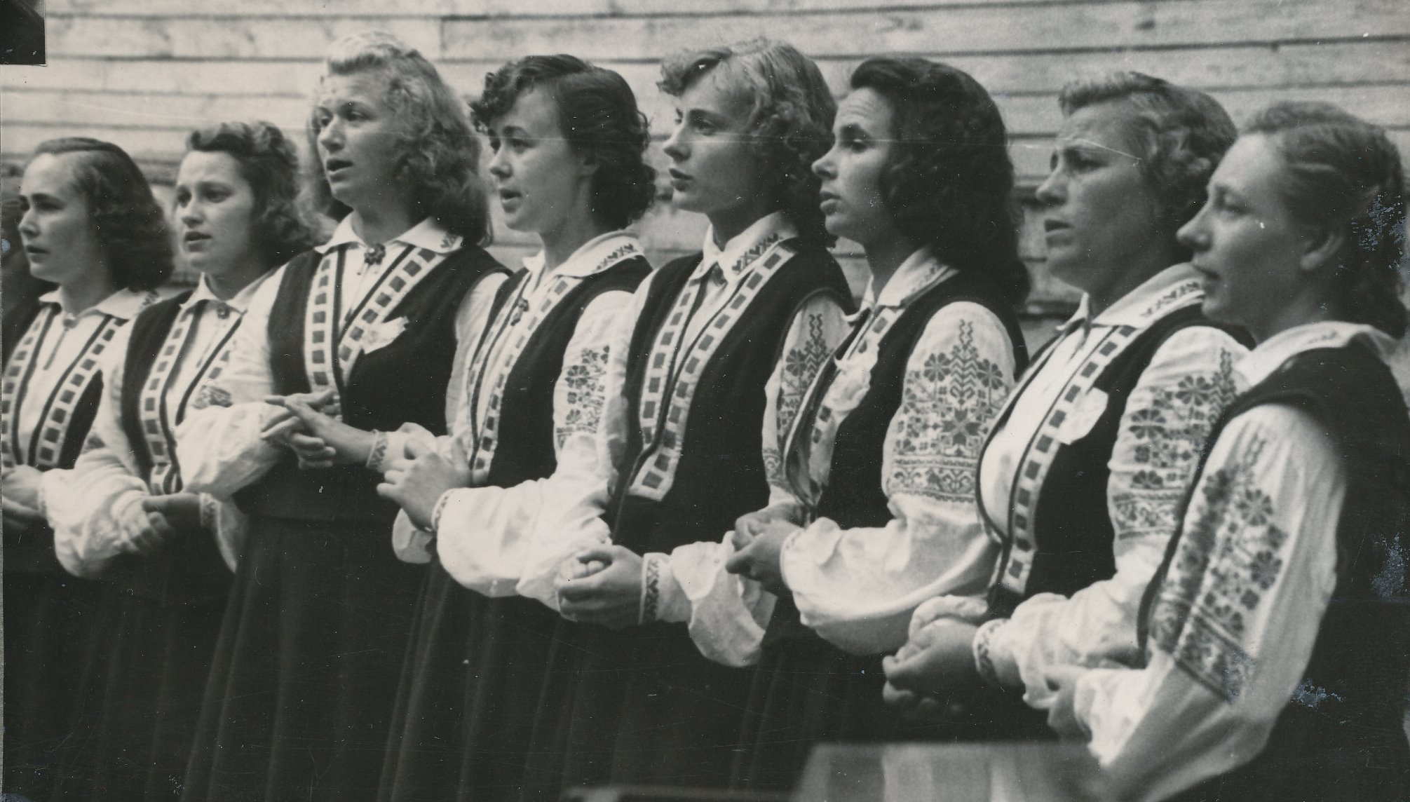 Fotod Võru maakondliku laulupeo laval on külalised Lätimaalt Ape kultuurimajast 11.juulil 1959