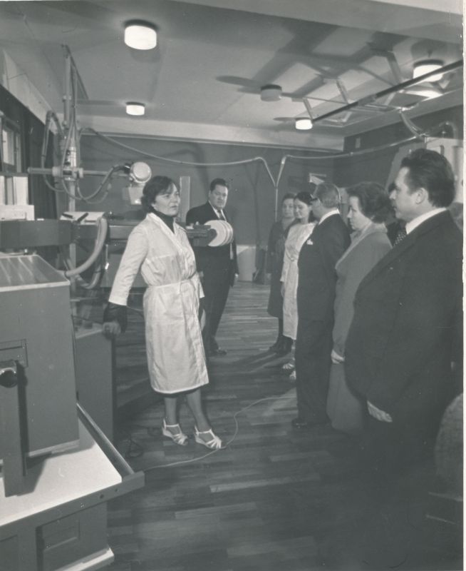 Foto. Haapsalu Keskhaigla juurdeehituse avamiselt. Röntgenikabinetis jagab külalistele selgitusi haigla peaarsti asetäitja Maimu Vijard. 1979. a.
Foto: Harles Pilter.
