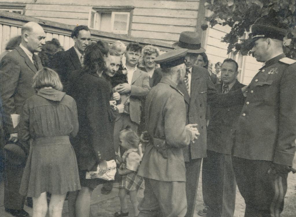 Fotod Võru maakondliku laulupäeva aukülalised 20.juuli 1948.a.