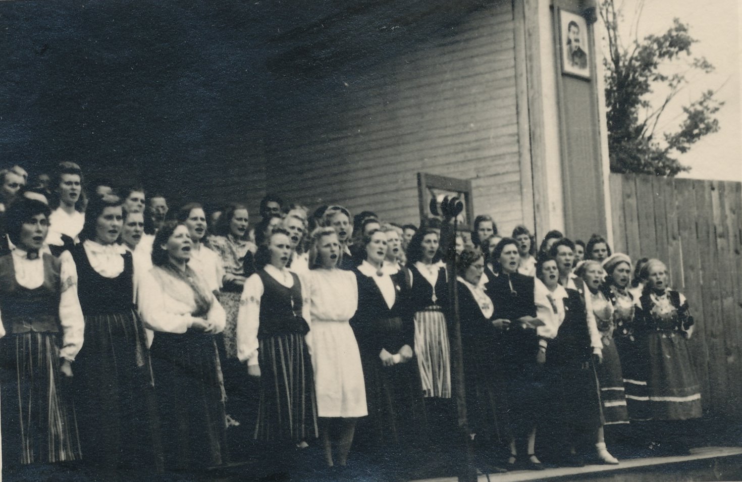 Fotod I Võru maakondliku laulupeo laval on naiskoorid 20.juulil 1947.a.