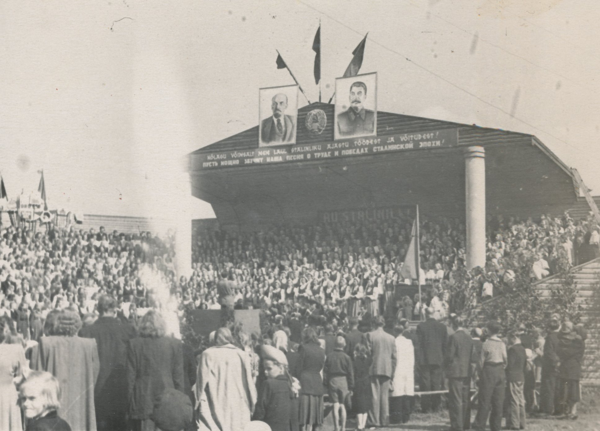 Foto Võru rajooni laulupeo avalaulu Aleksandrovi Kantaat Stalinist juhatab Arno Kallikorm 22.juunil 1952.a.
