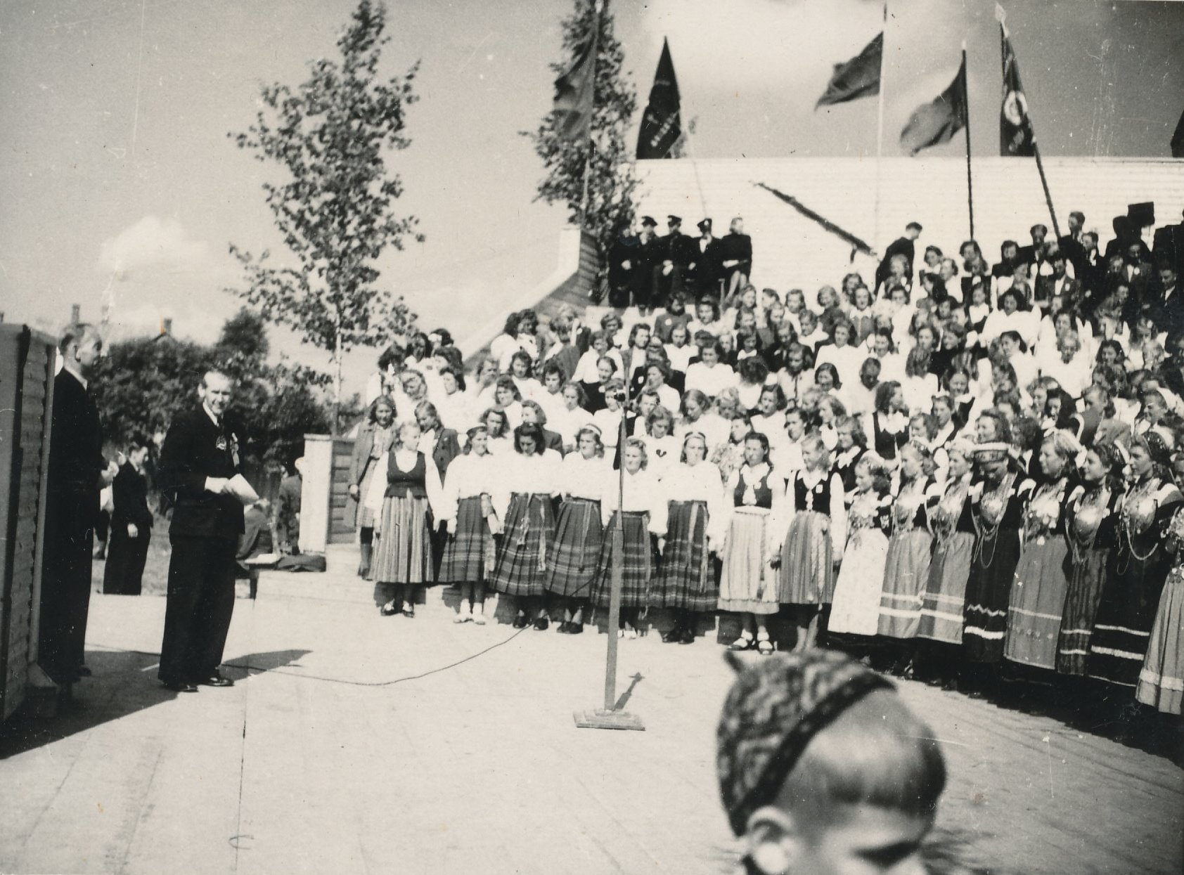 Fotod  Võru laulupeo esinemised anti edasi kohaliku raadiosaate kaudu 26.jjunil 1949.a.