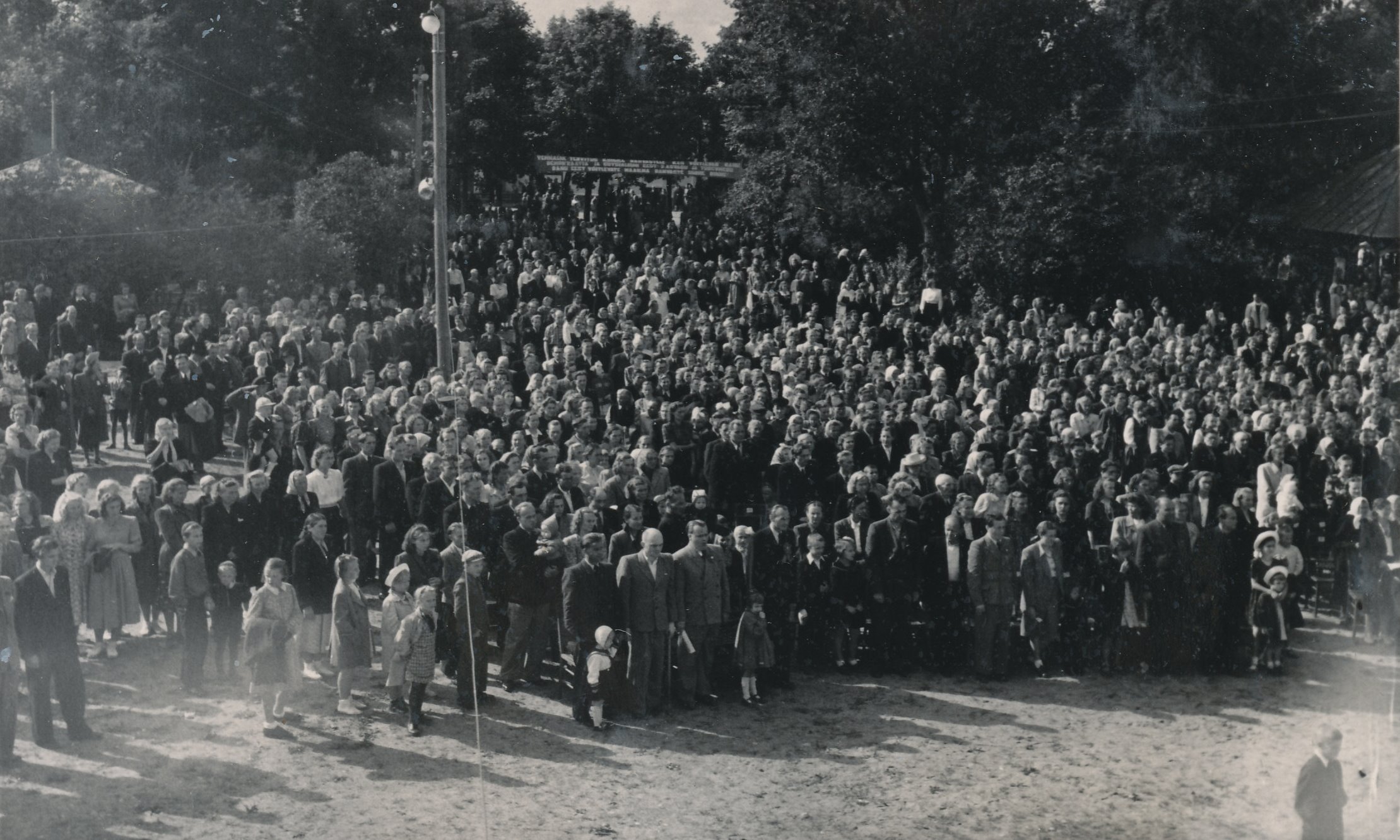 Foto Võru rajooni I laulupeo publik Võru Kandle suveaias 21.juulil 1951.a.