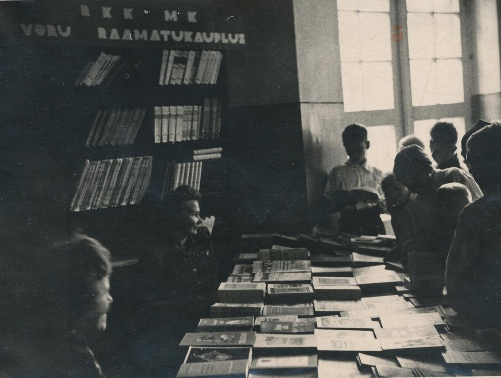 Foto Võru Maakondlikul laulupeol pakub kirjandust Kandles  Võru raamatukauplus 20.-21.juulil 1948.a.