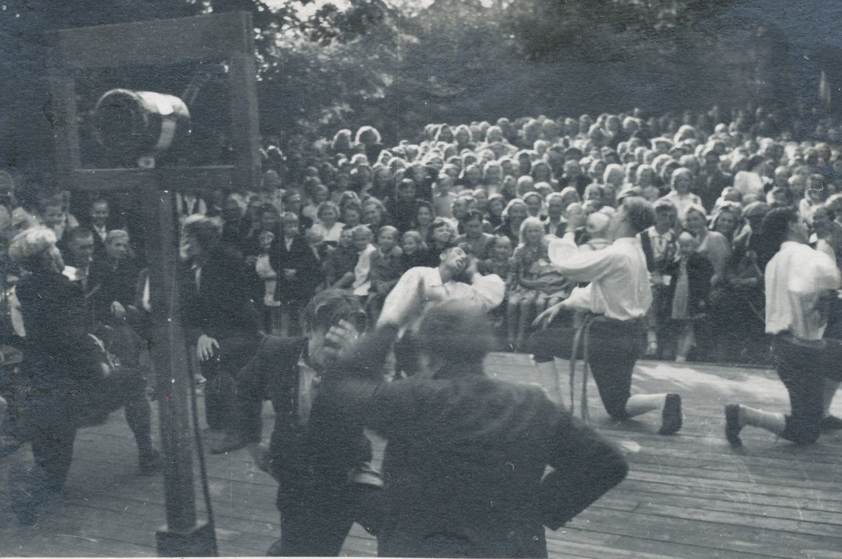 Fotod I Võru maakondlikule laulupeole pakkusid vaatamisrõõmu rahvatantsijate erinevad tantsud 20.juulil 1947.a.