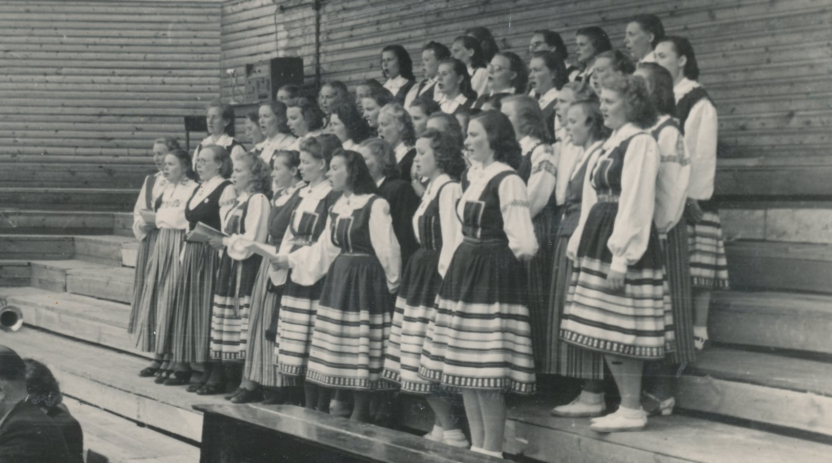 Fotod Võru rajooni rahvakunstipäeval on laval orkestrid ja rajooni kultuurimaja naiskoor 21.juunil 1952.a