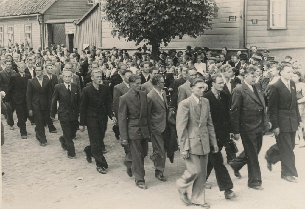 Foto Võru maakondliku laulupeo rongkäigus Võru Maakondliku Kultuurimaja meeskoor 9.juulil 1950.a.