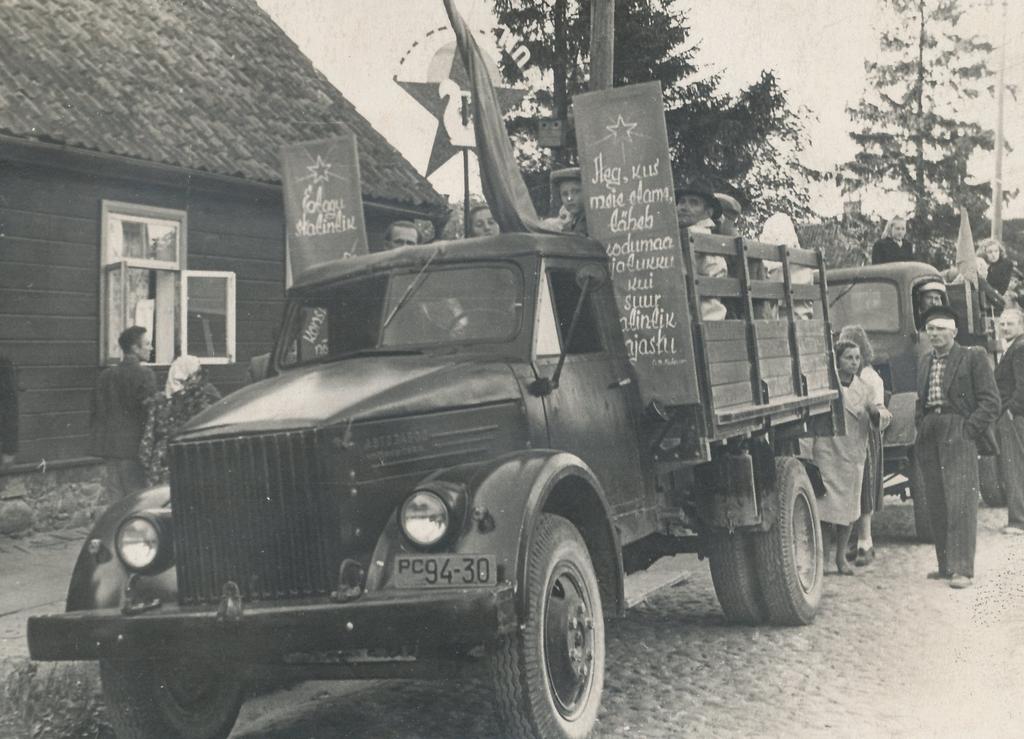 Fotod Võrumaa laulupäevale saabuvad autodel uued kollektiivid 9.juulil 1950.a.