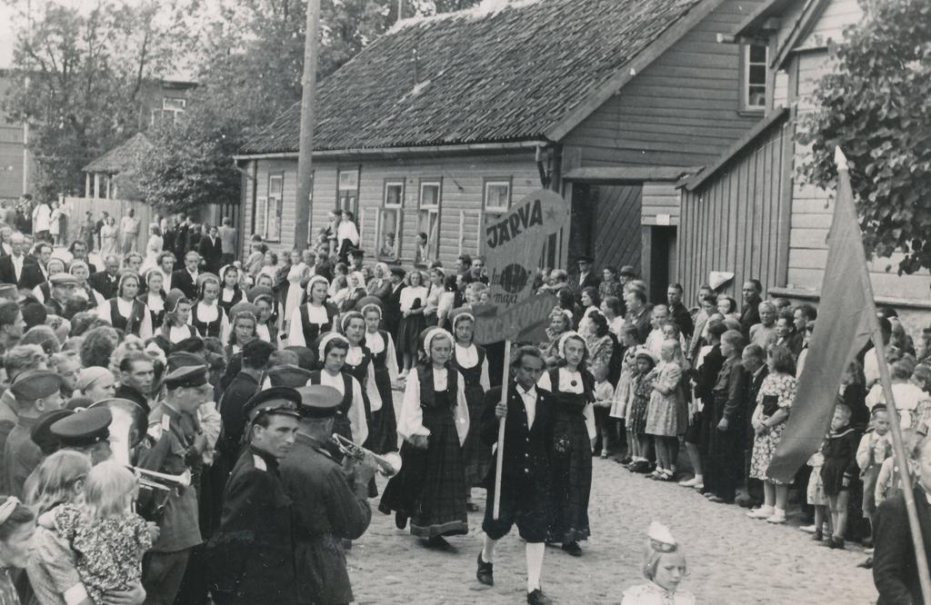 Foto Võru maakondliku laulupeo rongkäigus Järva Segakoor 9.juulil 1950.a.
