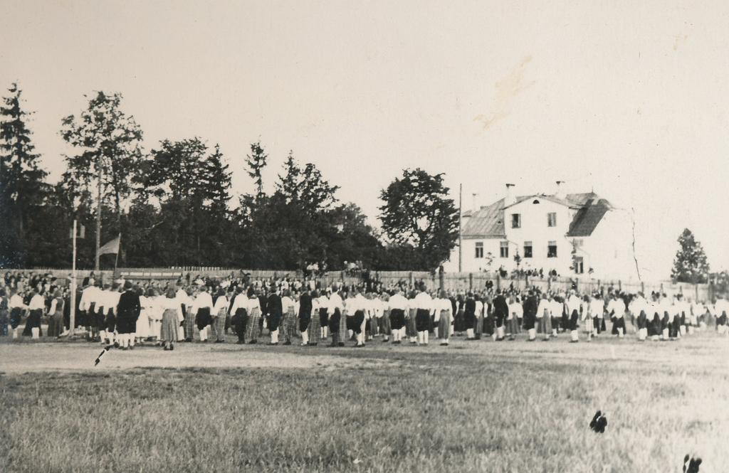 Fotod Võru rahvakunstiõhtu rahvatantsjate esinemine ja avadefilee  Võru linna staadionil 8.juulil 1950.a.