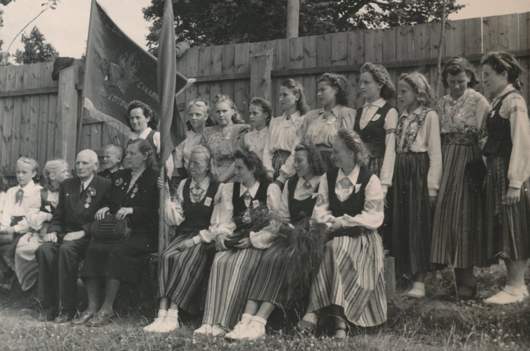 Fotod Võru rajooni I rahvakunstipidu nautisid aukülalised ja vabad esinejad 20.juulil 1951.a.