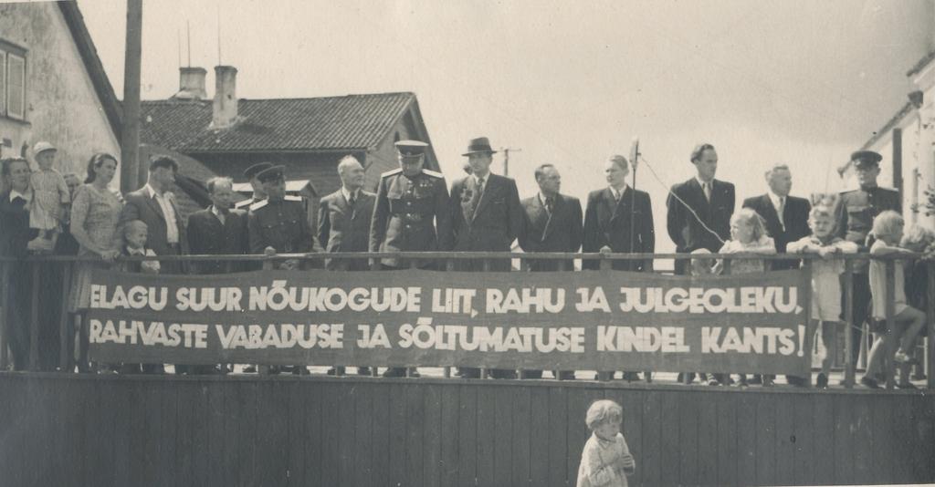 Foto Võru maakondliku laulupeo autribüün endise Krümmeri koolihoone  (Kreutzwaldi t.16) kõrval  20.juulil 1948.a.