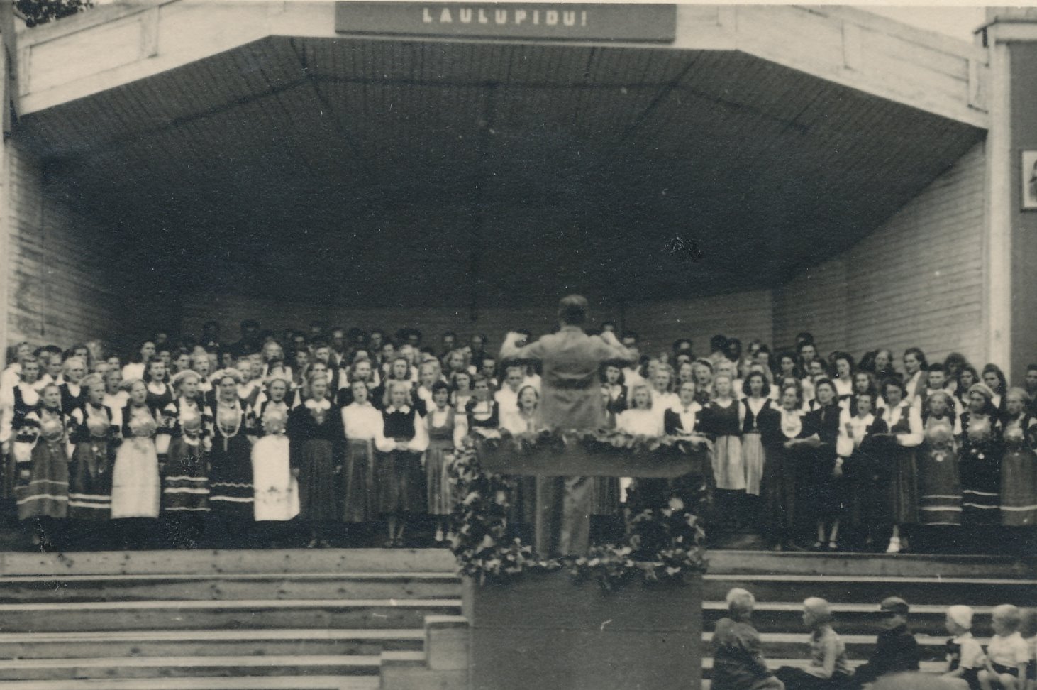 Fotod I Võru Maakondlikul laulupeol oli segakooride üldjuht Jüri Variste 20.juulil 1947.a.