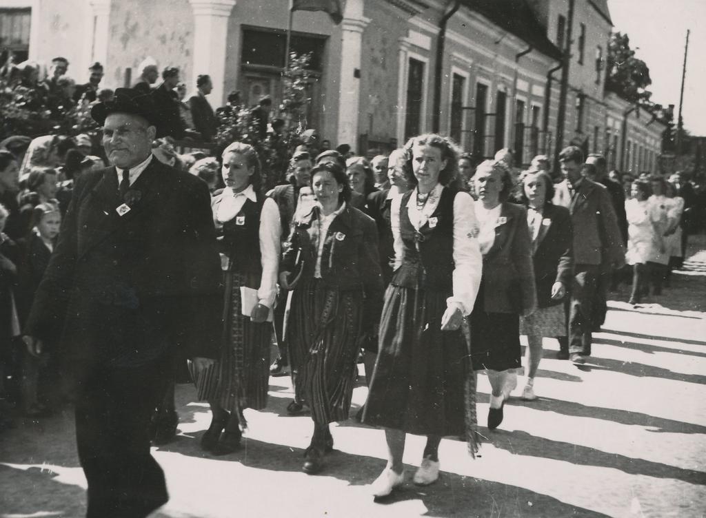 Fotod Võrumaa laulupeo rongkäik möödumas autribüünist 26.juunil 1949.a.