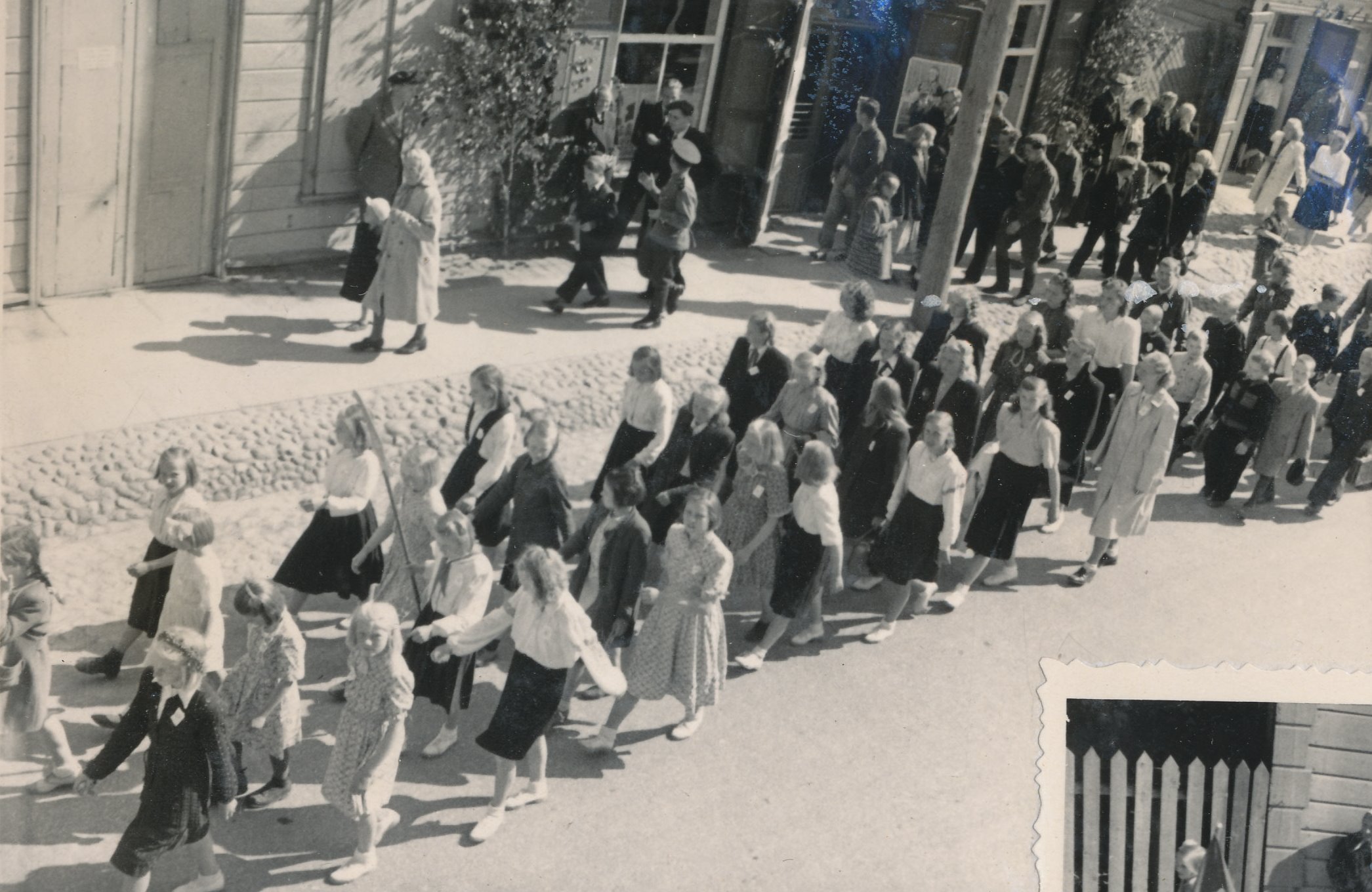 Fotod Võru rajooni I laulupäeva rongkäigus Tartu tänaval  on puhkpilliorkestrid, noorte ja vanade kollektiivid 21.juulil 1951.a.