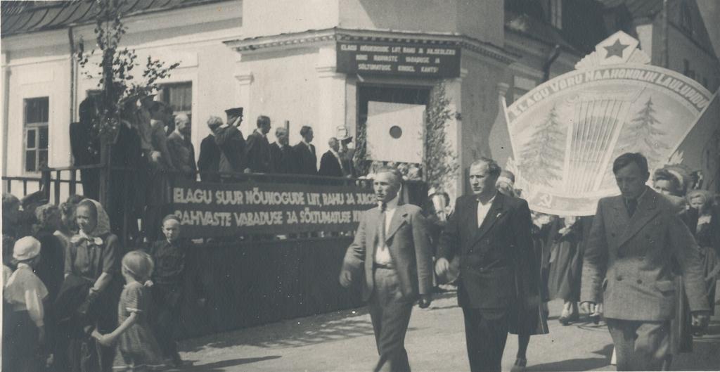 Foto Võru maakondliku laulupeo rongkäigu pea möödumas  endise Krümmeri koolimajast Kreutzwaldi tänaval 20.juulil 1948.a.