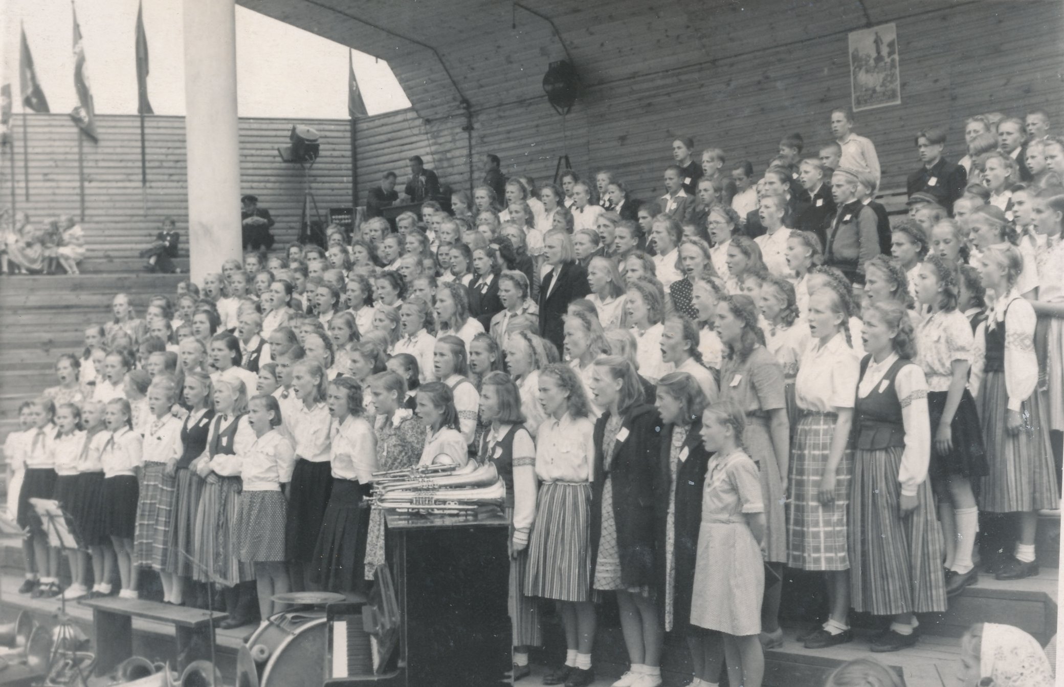 Foto Võru rajooni I laulupäeval juhatab ühendatud lastekoore sm.Mändmets 21.juulil 1951.a.