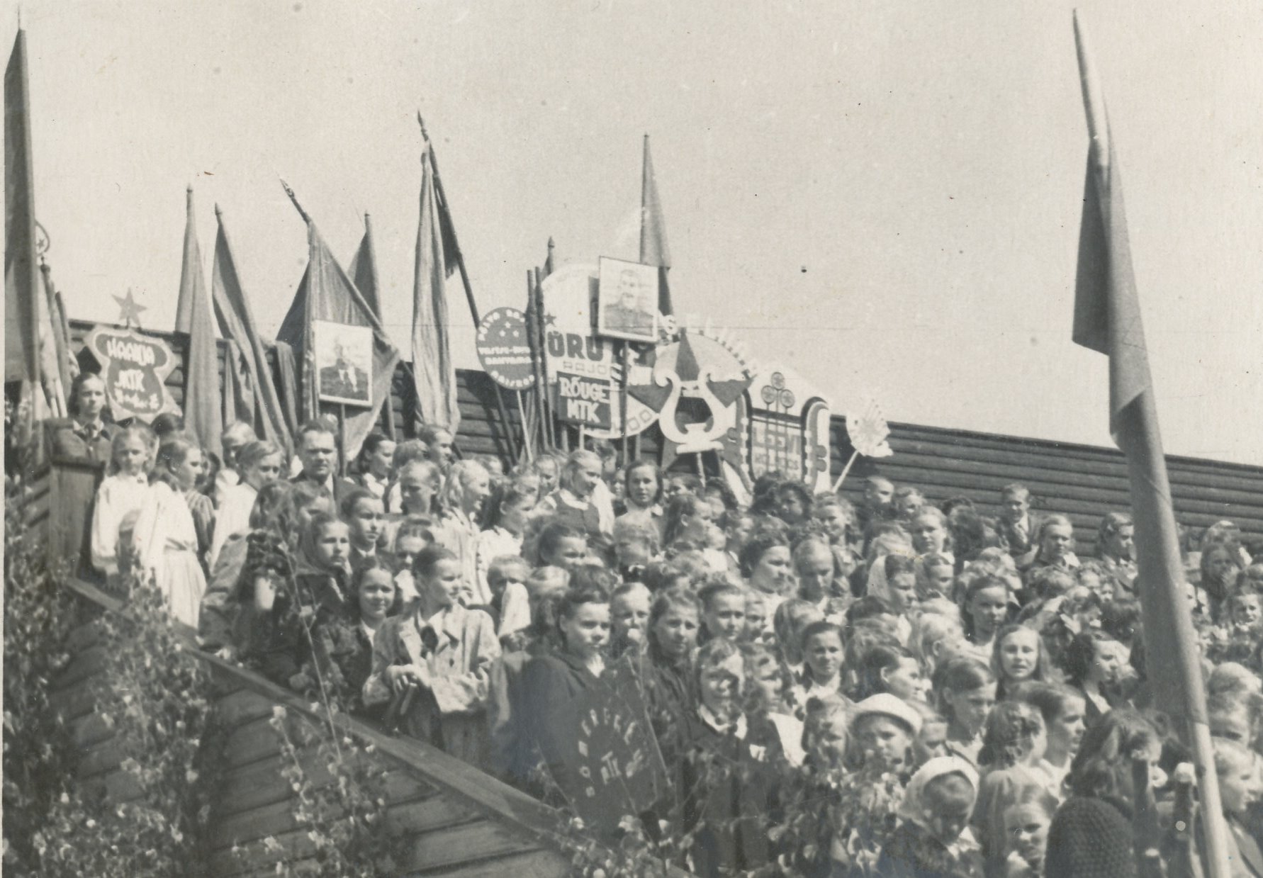 Foto Võru rajooni laulupeol esitavad ühendatud lastekoorid A.Mändmetsa taktikepi all Novikovi laulu Armas Stalin