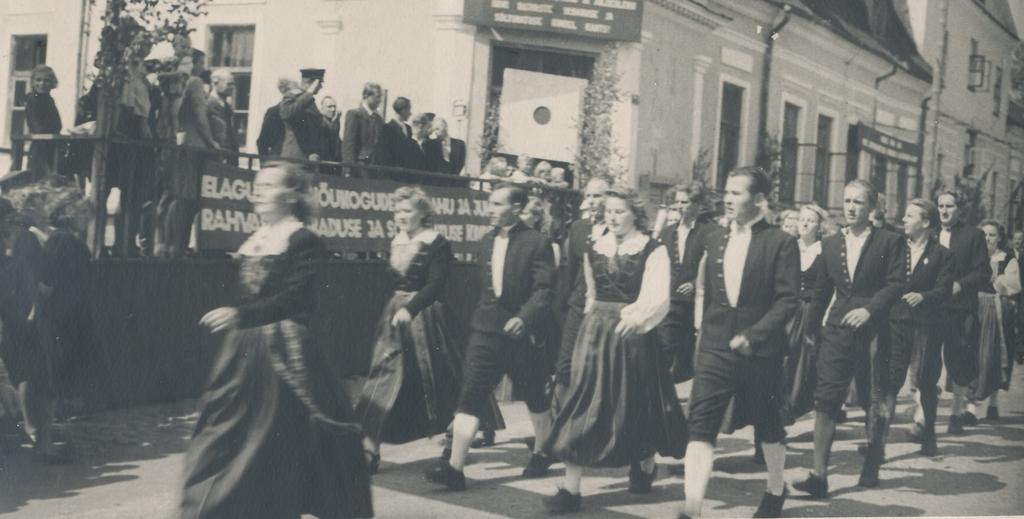 Fotod Maakonna taidluskollektiivid rongkäigus Võru linna staadionilt  Kandle aeda , möödumas autribüünist  endise Krümmeri kooli juures Tartu tänaval 20.juulil 1948.a.