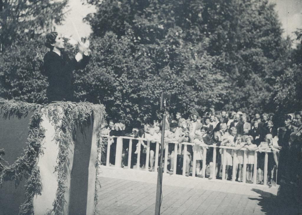 Fotod Võru maakondliku laulupeo segakooride üldjuht Arno Kallikorm 20.juulil 1948.a.