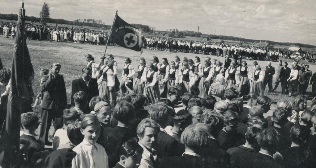 Fotod Võru maakondliku laulupäeva rongkäik alustab teed staadionilt Võru Kandle suveaeda 9.juulil 1950.a.