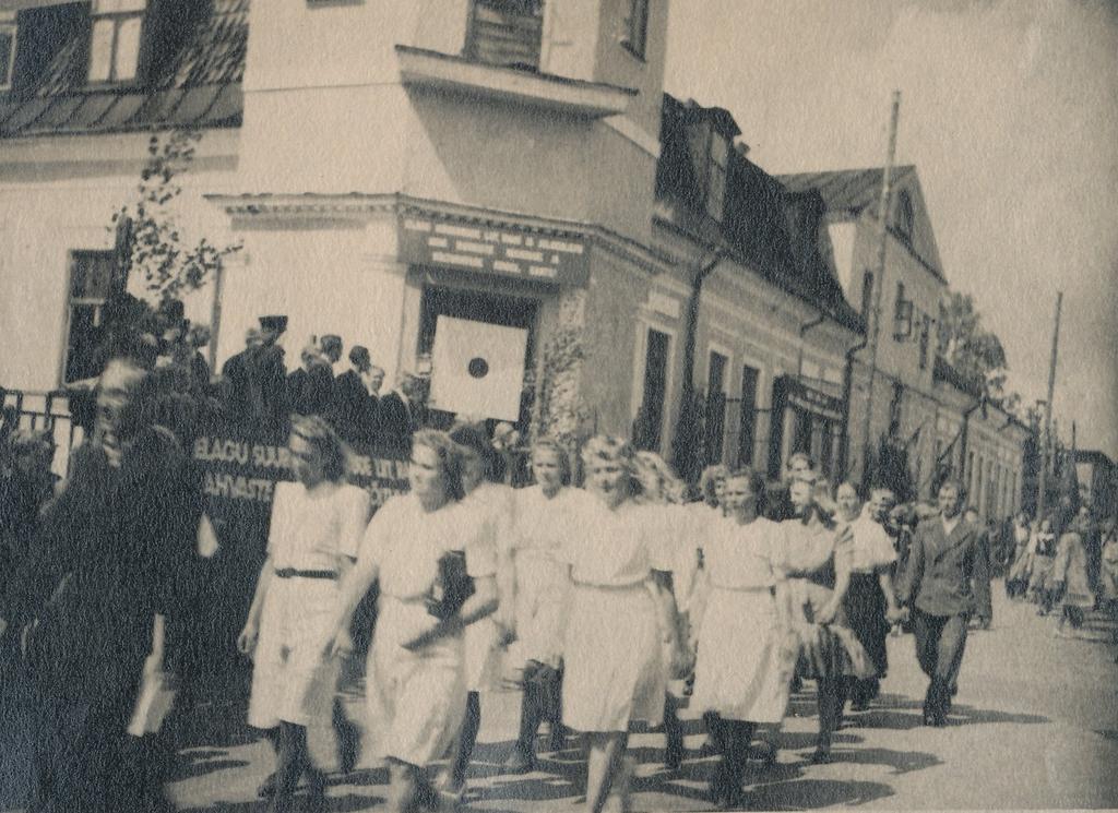 Fotod Maakonna taidluskollektiivid rongkäigus Võru linna staadionilt  Kandle aeda , möödumas autribüünist  endise Krümmeri kooli juures Tartu tänaval 20.juulil 1948.a.