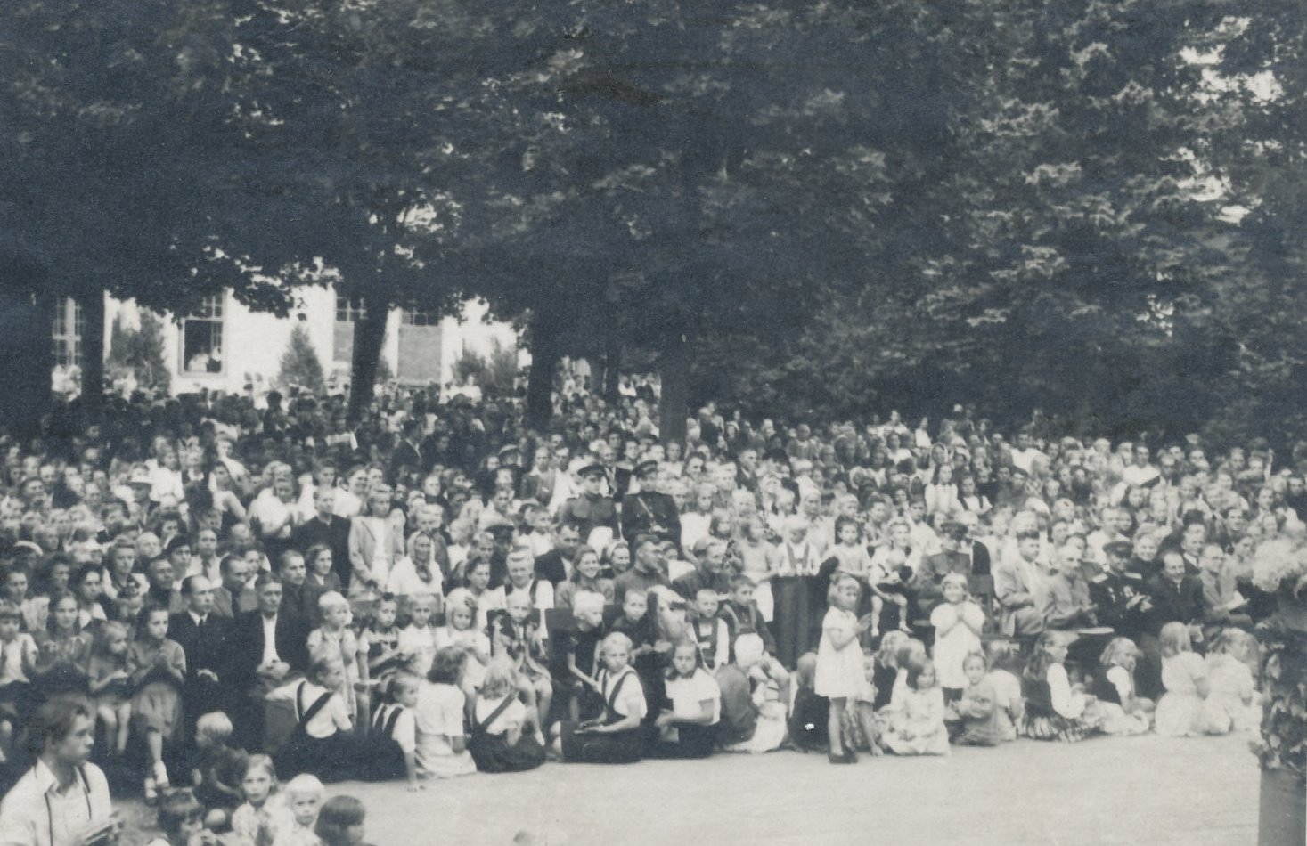 Fotod Pilte peopaigalt I Võru maakondlikul laulupeol Kandle aias 20.juulil 1947.a.