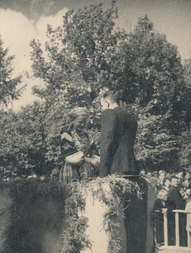 Fotod  Võru maakondlikul laulupeol on dirigendipuldis puhkpilliorkestrite ees Samuel Onno 20.juulil 1948