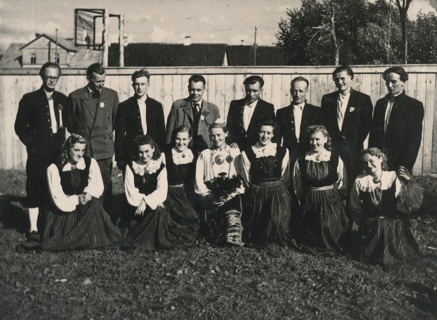 Fotod Võru ja Aluksne rahvatantsugrupid Võrumaa laulupeol Kandle aias 25.juunil 1949.a.