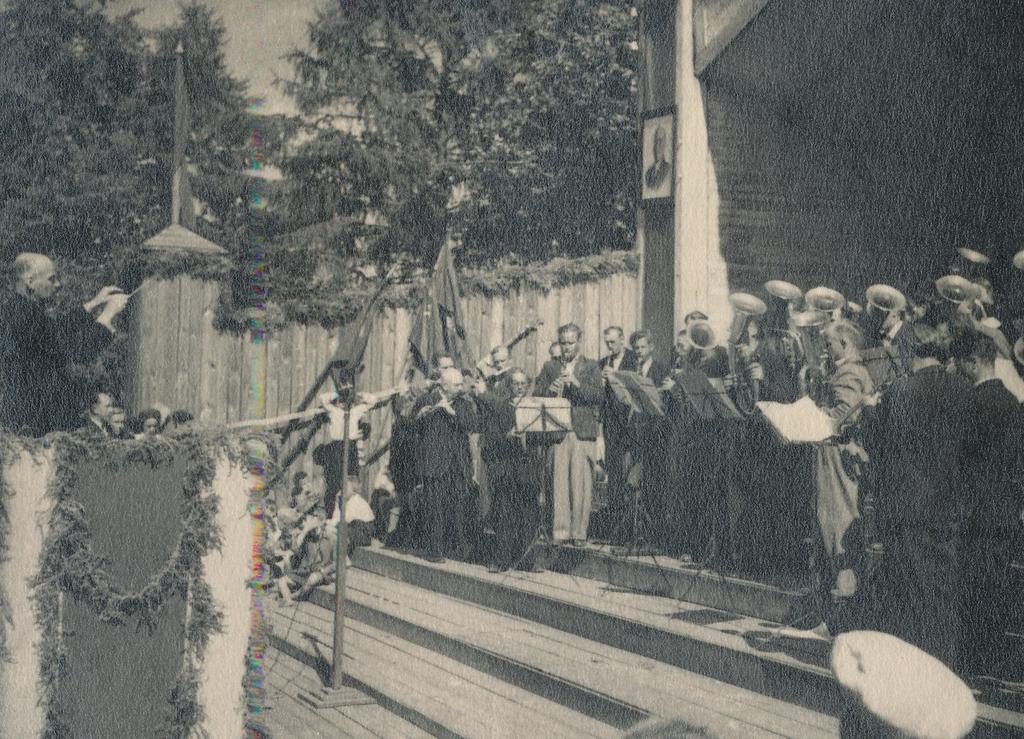 Foto Võru maakondlikul laulupeol on dirigendipuldis puhkpillide orkestreid juhatamas Kostabi 20.juulil 1948.a.