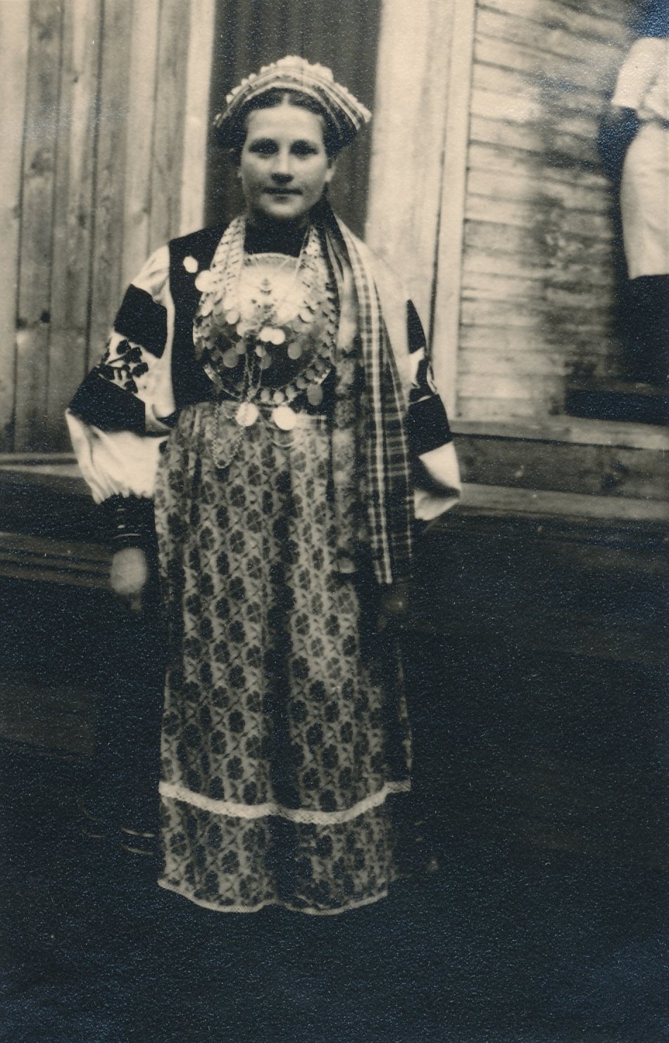 Foto Esinduslikus peorüüs setu naine I Võru Maakondlikul laulupeol 20.juulil 1947.a.