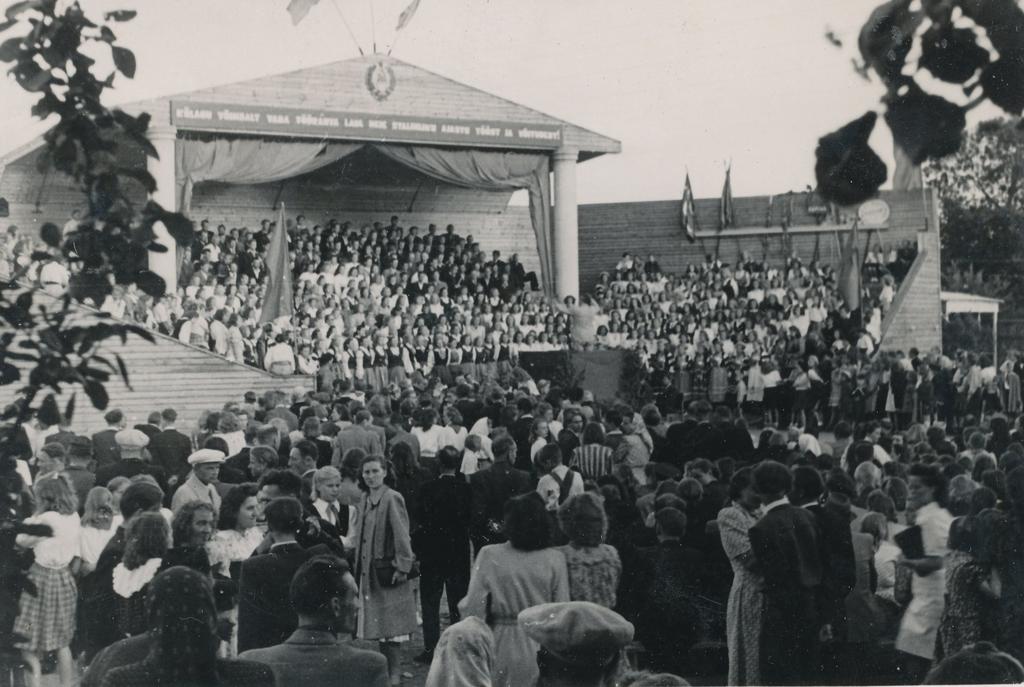 Foto Kõlab Võru maakondliku laulupeo lõpulaul Dunajevski Laul kodumaast ühendatud segakooride poolt 9.juulil 1950.a.