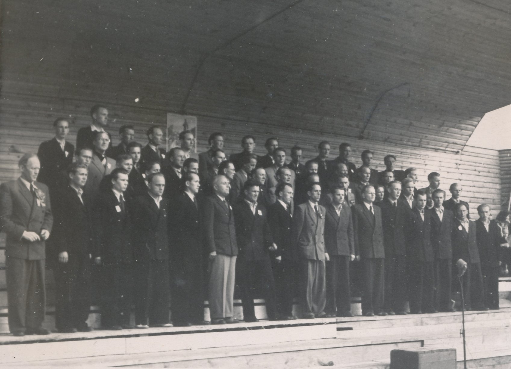 Fotod Võru Rajooni I laulupeol juhatas ühendatud meeskoore Paul Elken 21.juulil 1951.a.
