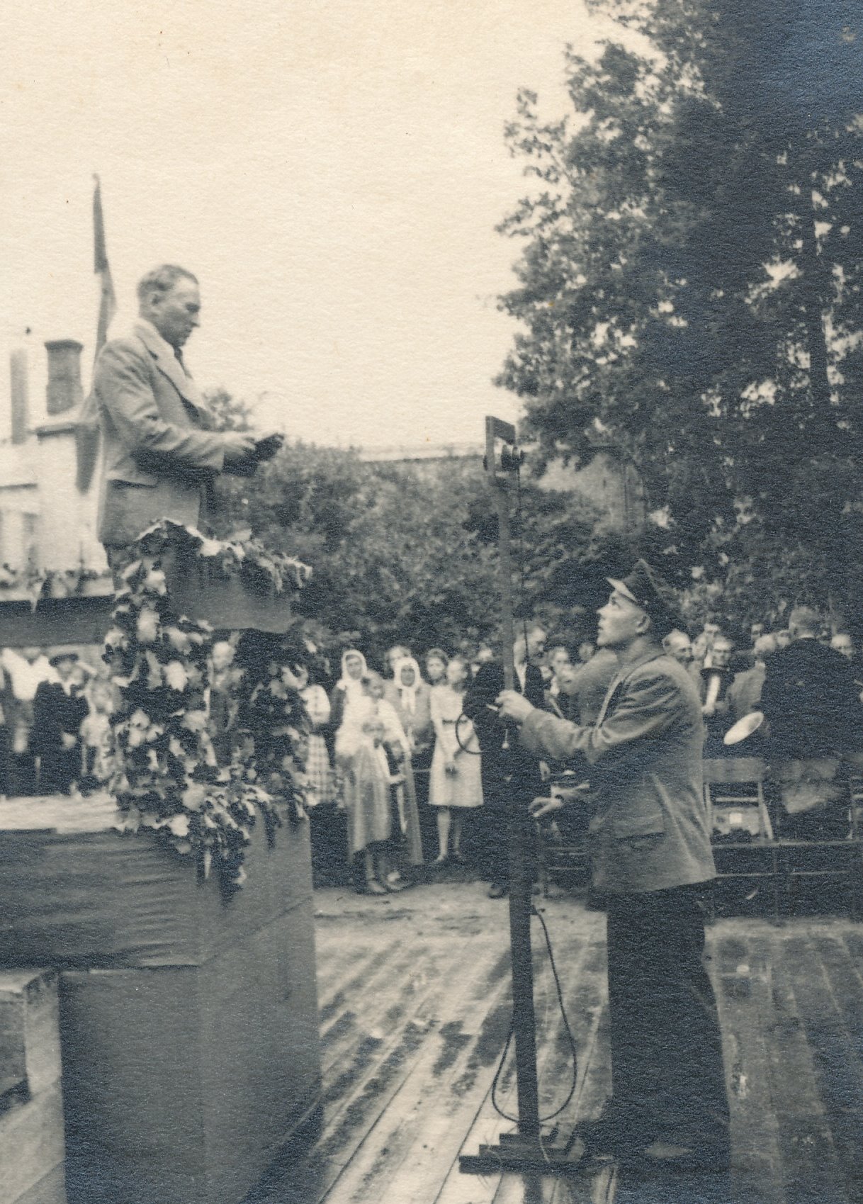 Foto Võrumaa Täitevkomitee Haridusosakonna juhataja sm.Juppets esineb lõpukõnega I Võru maakondlikul laulupeol Võru Kandle suveaias 20.juulil 1947.a.