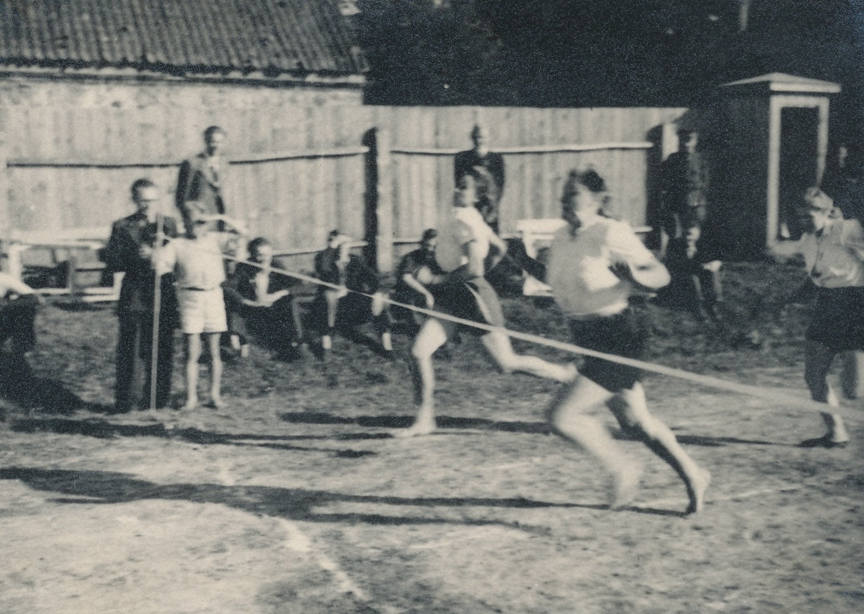 Fotod I Võru maakondliku laulupeo ürituste raames  toimusid  spordiväljakul  maakonna kergejõustiku  esivõistlused  20.juulil 1947.a.
