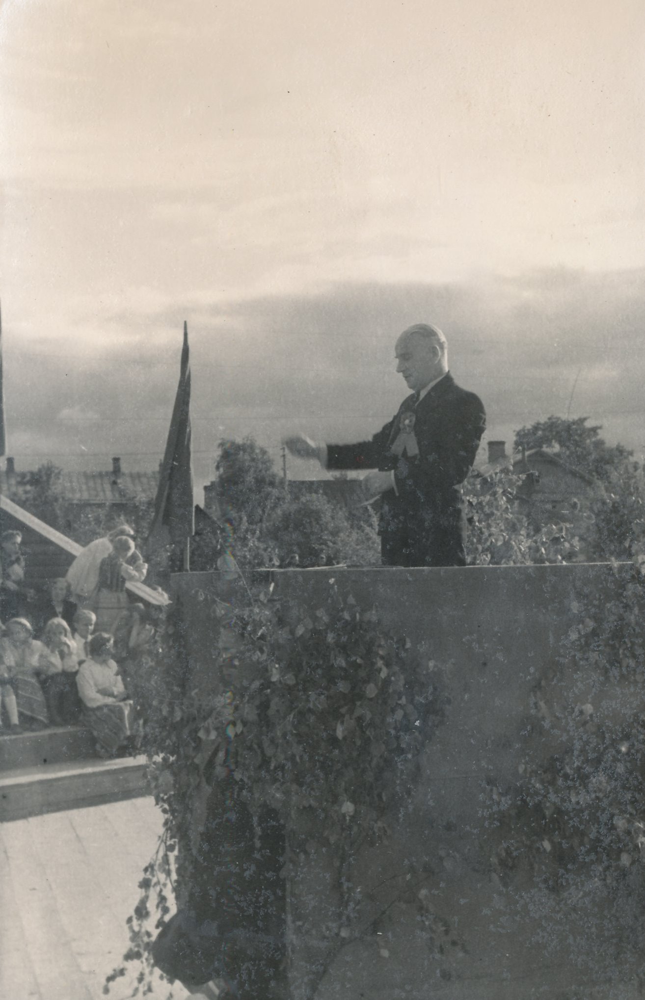 Fotod Võru rajooni I laulupeo ühendatud orkestreid juhatas aukülalisena komposiitor Kostabi 21.juulil 1951.a. Võru Kandle suveaias.