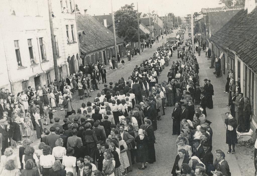 Foto Võru maakondliku laulupeo rongkäik möödumas Stedingu apteegi majast 9.juulil 1950.a.