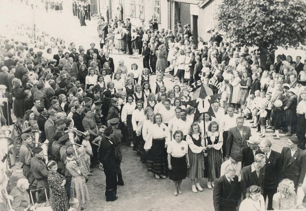 Foto Võru maakondliku laulupeo rongkäigus Vastseliina valla kollektiivid 9.juulil 1950.a.
