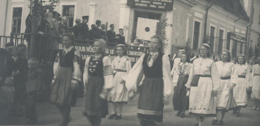 Fotod Maakonna taidluskollektiivid rongkäigus Võru linna staadionilt  Kandle aeda , möödumas autribüünist  endise Krümmeri kooli juures Tartu tänaval 20.juulil 1948.a.