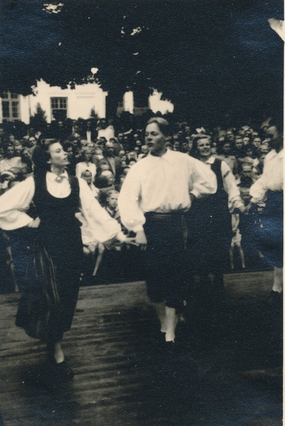 Fotod I Võru maakondlikul laulupeol pakkusid vaatamisrõõmu rahvatantsijat Tuljakut tantsides 20.juulil 1947.a.
