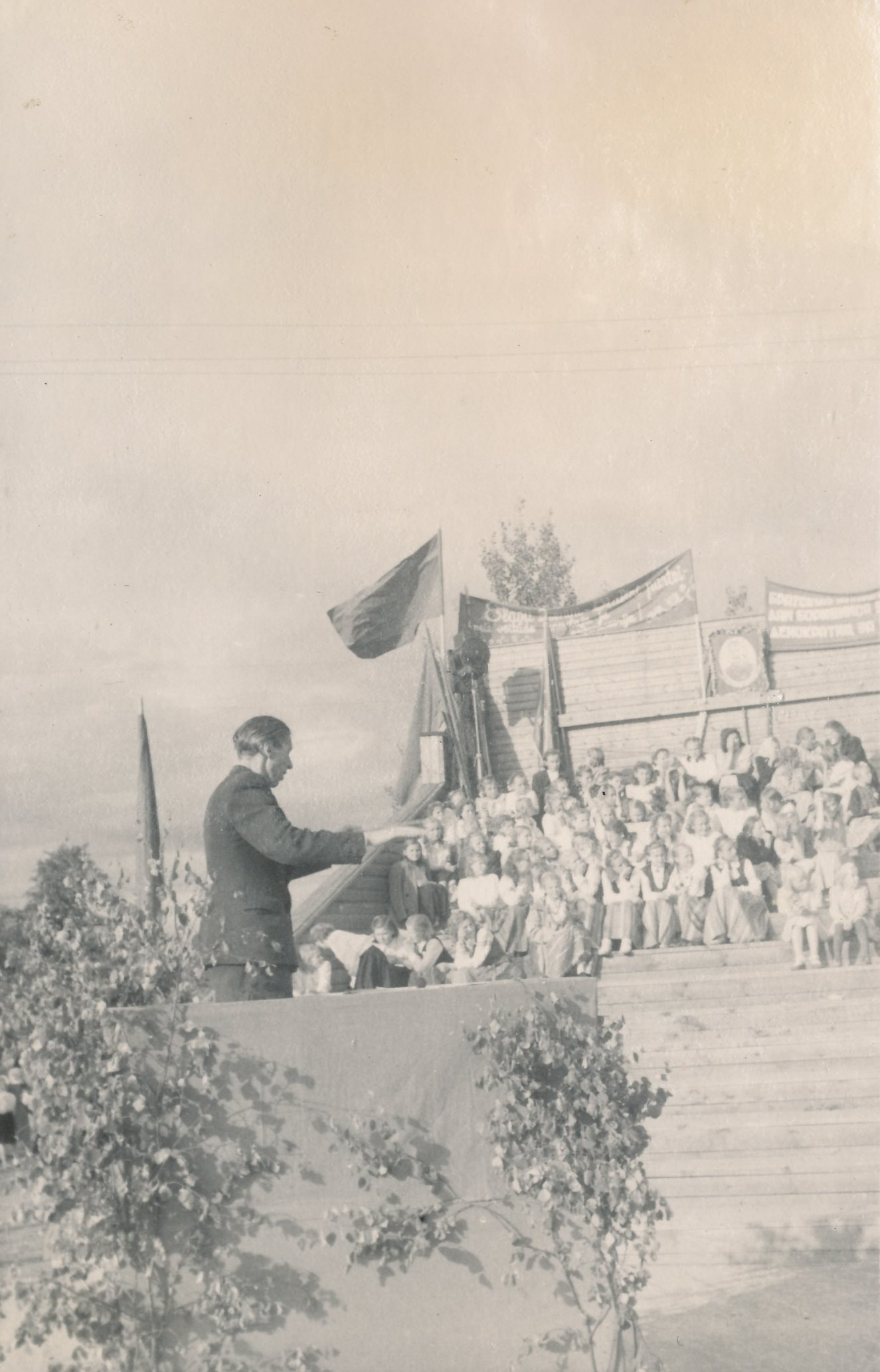 Fotod Võru rajooni I laulupäeva rongkäigus ühendatud orkestrid ja dirigendipuldis Käsper 21.juulil 1951.a.