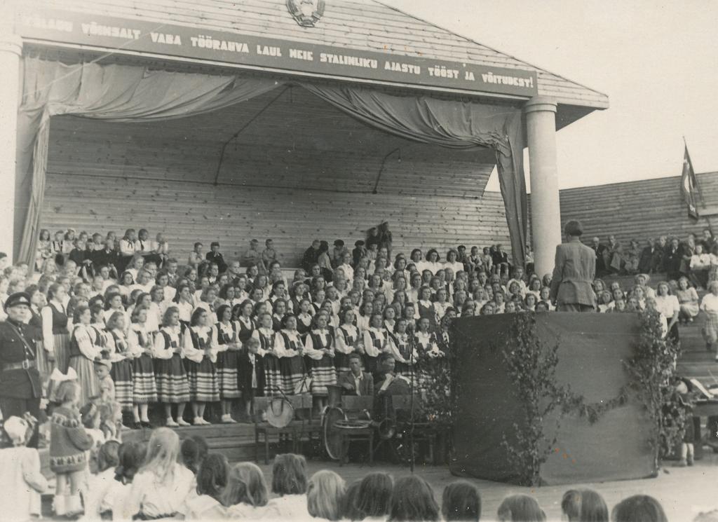 Fotod Võru maakondlikul laulupeol esinevad ühendatud puhkpilliorkestrid ja naiskoorid 9.juulil 1950.a.