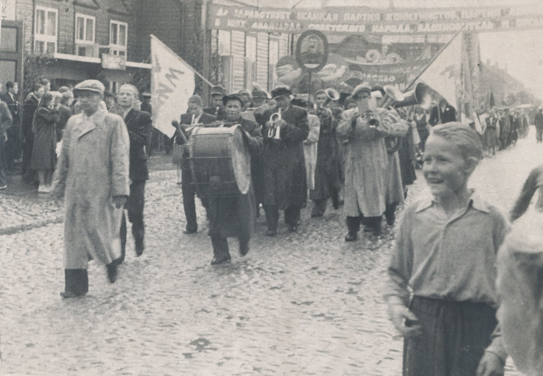 Fotod Võru rajooni laulupeo rongkäik Võru tänavatel 22.juuni 1952.a.