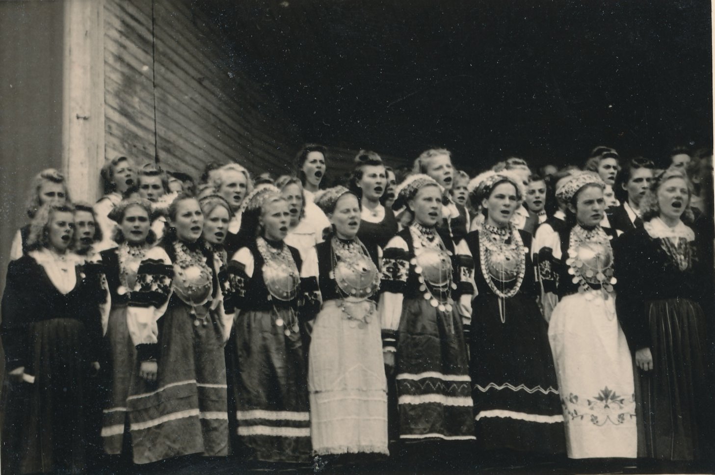 Fotod  I Võru maakondlikul laulupeol on laval naiskoorid 20.juulil 1947.a.