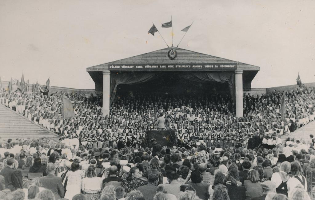 Foto Võru maakondliku laulupeo avalaul ühendatud kooride poolt 9.juulil 1950.a.