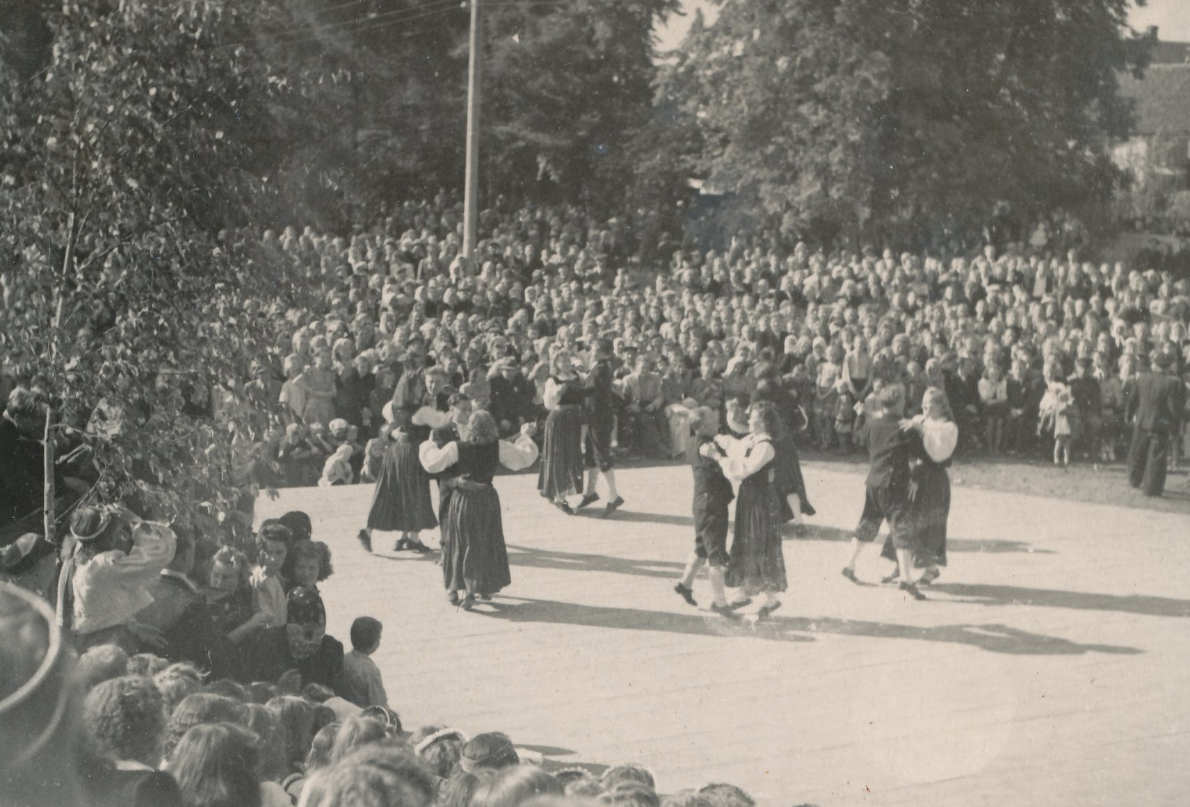 Fotod Võrumaa laulu- ja tantsupeo laval esinemas Võru ja Läti rahvatantsijad 25. juunil 1949.a. Kandle suveaias.
