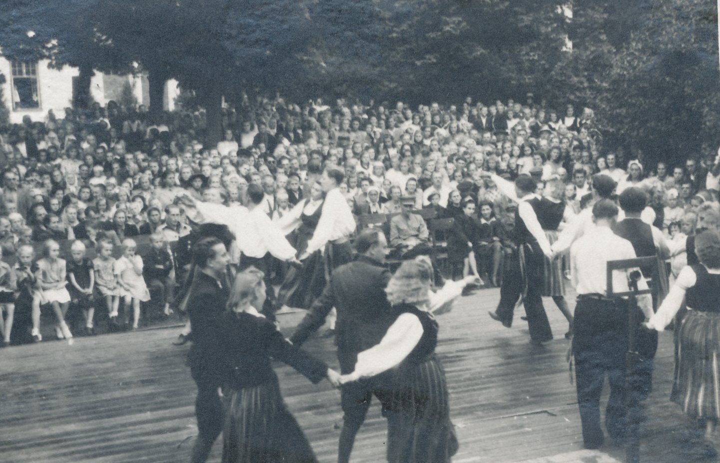 Fotod I Võru maakondlilul laulupeol veeretatakse Viru valssi Linda Malviste juhatusel 20.juulil 1947.a.